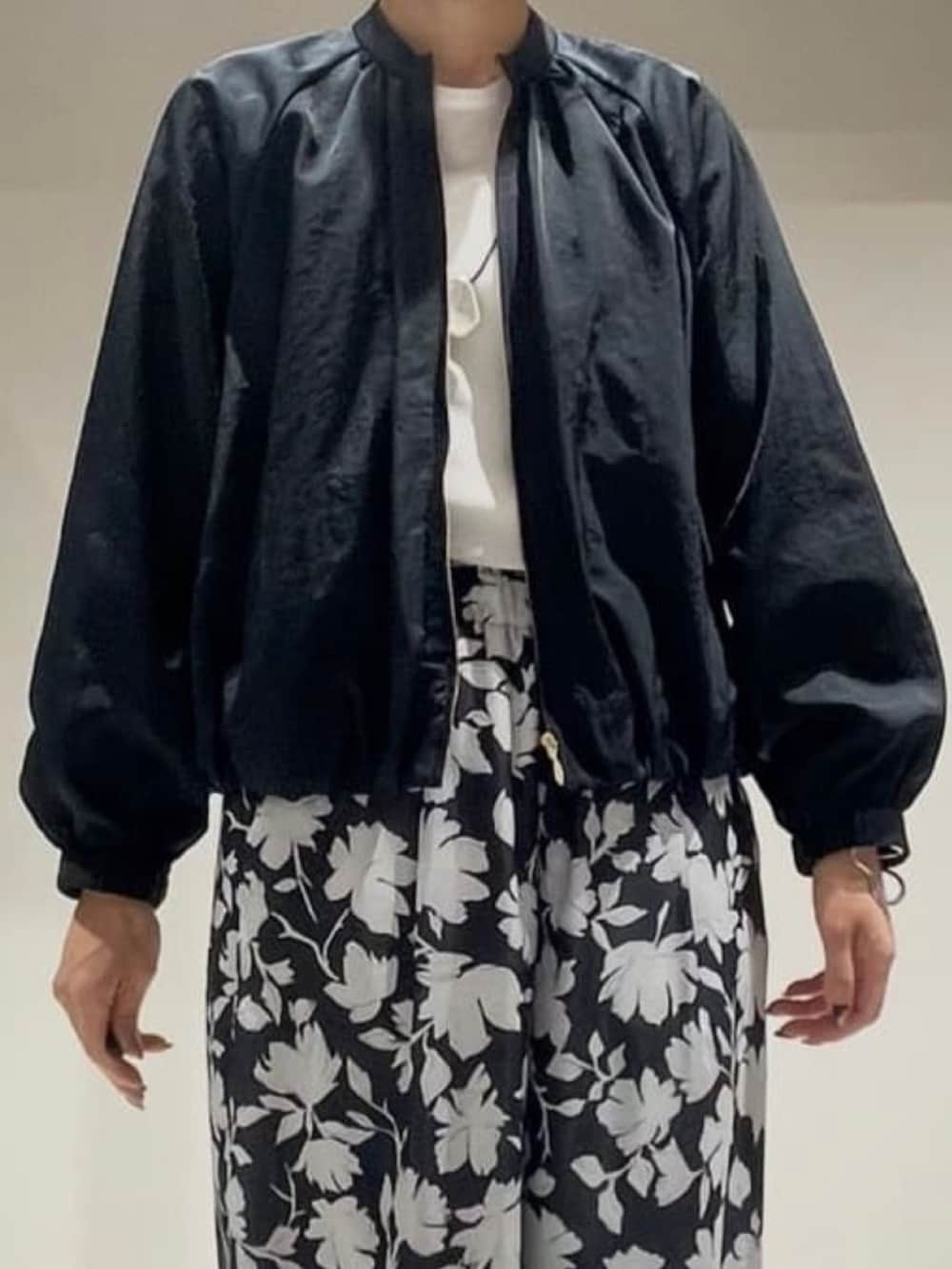 ブルー系のブルゾン、ホワイト系のTシャツ/カットソー、グレー系のその他パンツを着用したレディースの春コーディネートの2枚目の写真