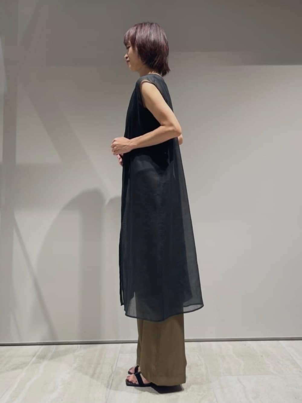 グリーン系のその他パンツ、ブラック系のシャツ/ブラウス、ブラック系のタンクトップを着用したレディースの春コーディネートの6枚目の写真