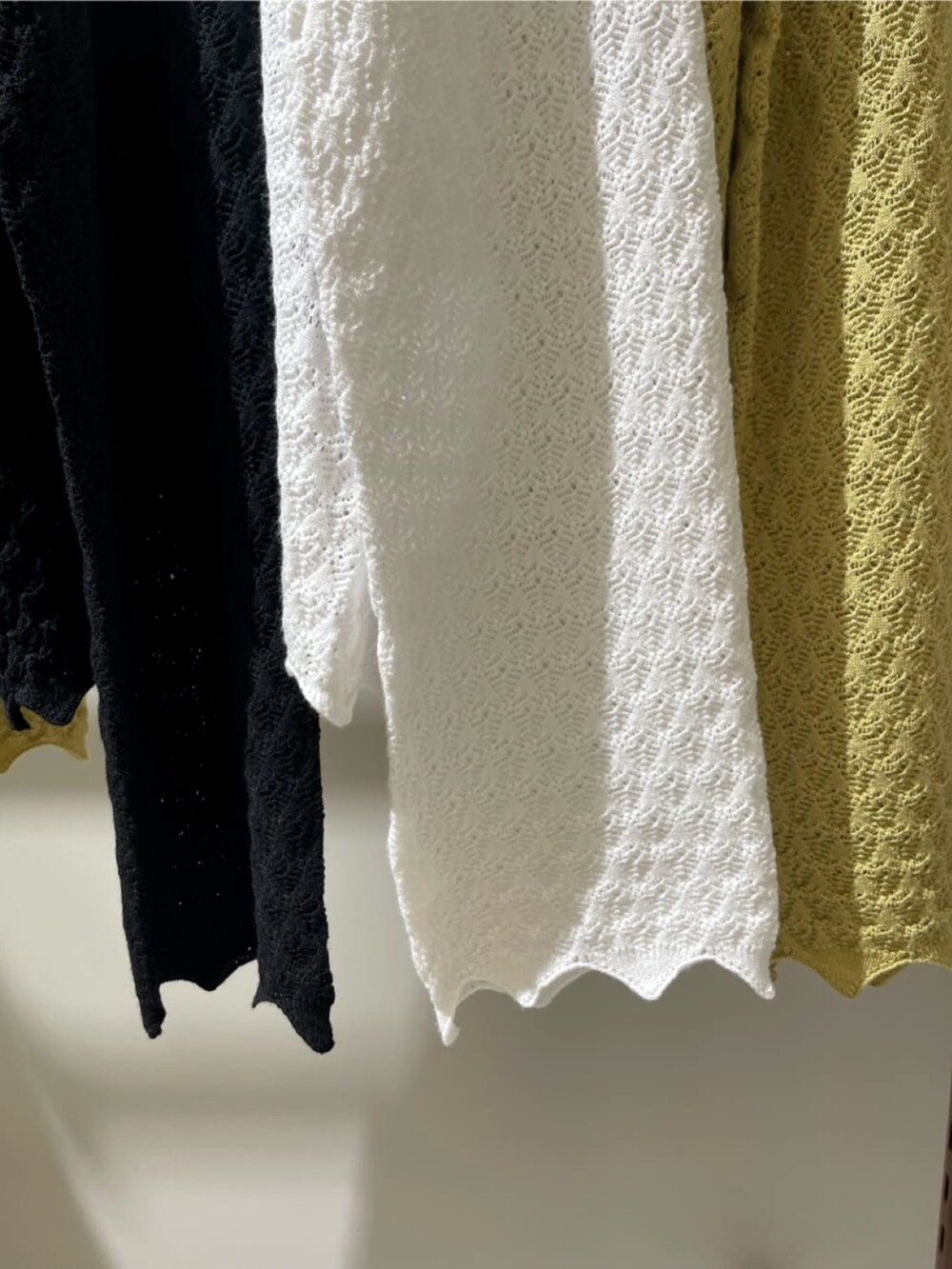 ブラック系のニット/セーター、ピンク系のその他パンツ、ゴールド系のネックレスを着用したレディースの秋コーディネートの4枚目の写真