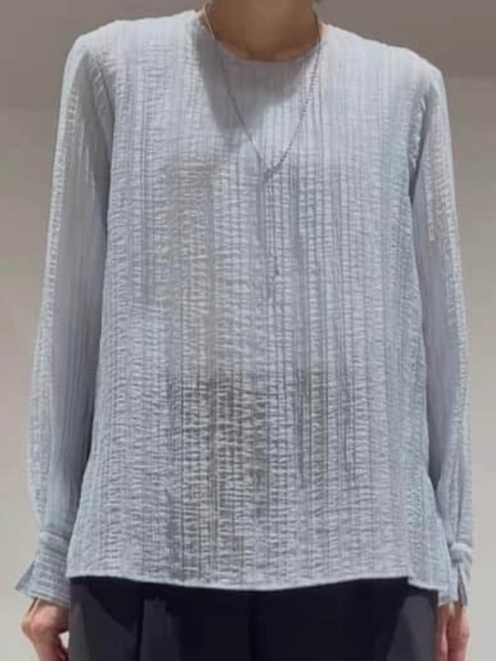 ブルー系のシャツ/ブラウス、グレー系のその他パンツ、シルバー系のネックレスを着用したレディースの春コーディネートの3枚目の写真