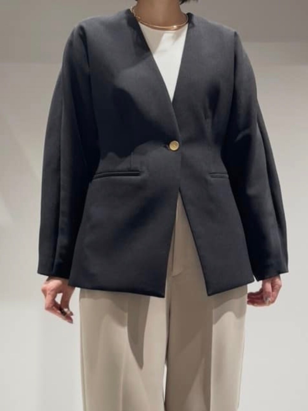 ホワイト系のシャツ/ブラウス、ベージュ系のその他パンツ、ブラック系のテーラードジャケットを着用したレディースの冬コーディネートの3枚目の写真