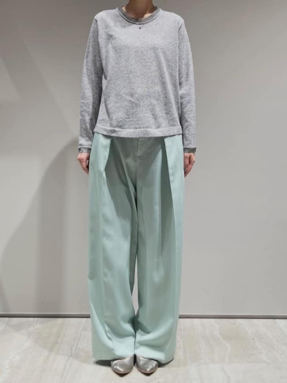 グリーン系のその他パンツ、グレー系のニット/セーター、グレー系のカーディガン/ボレロを着用したレディースの冬コーディネートの5枚目の写真