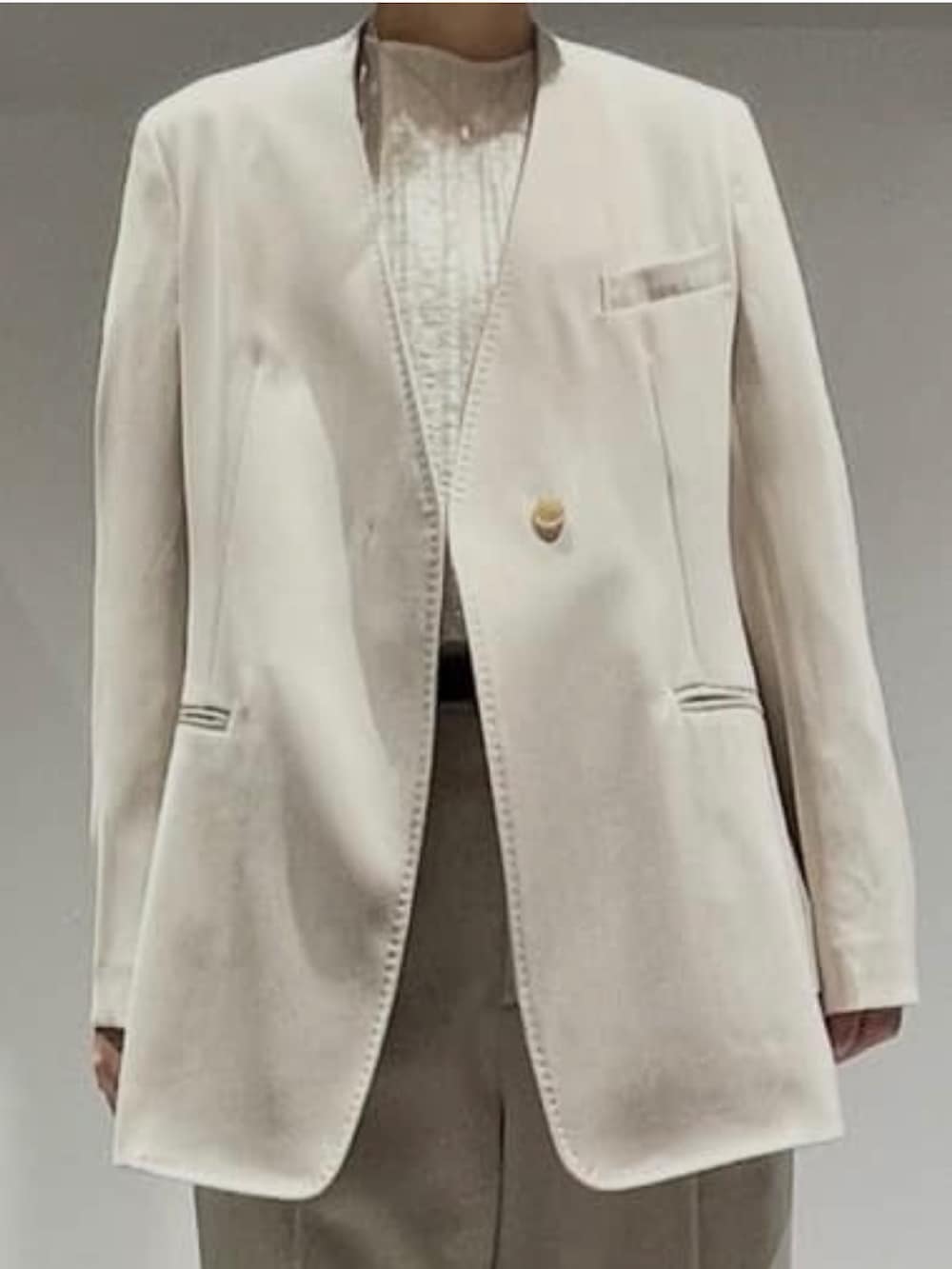 ベージュ系のその他パンツ、ベージュ系のテーラードジャケット、ホワイト系のシャツ/ブラウスを着用したレディースの春コーディネートの2枚目の写真