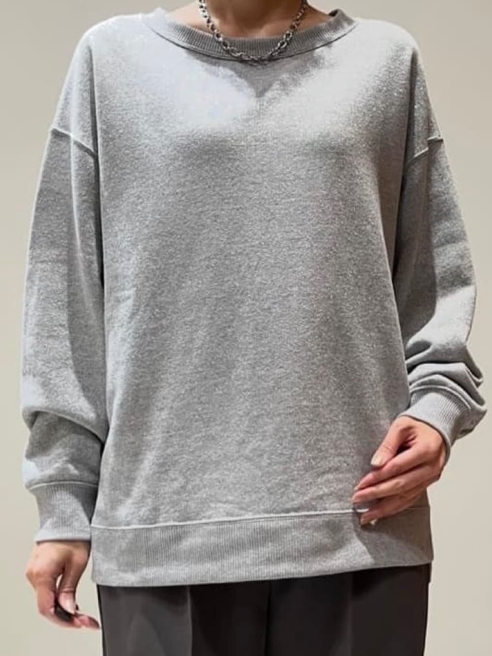 グレー系のその他パンツ、グレー系のTシャツ/カットソー、シルバー系のネックレスを着用したレディースの秋コーディネートの3枚目の写真