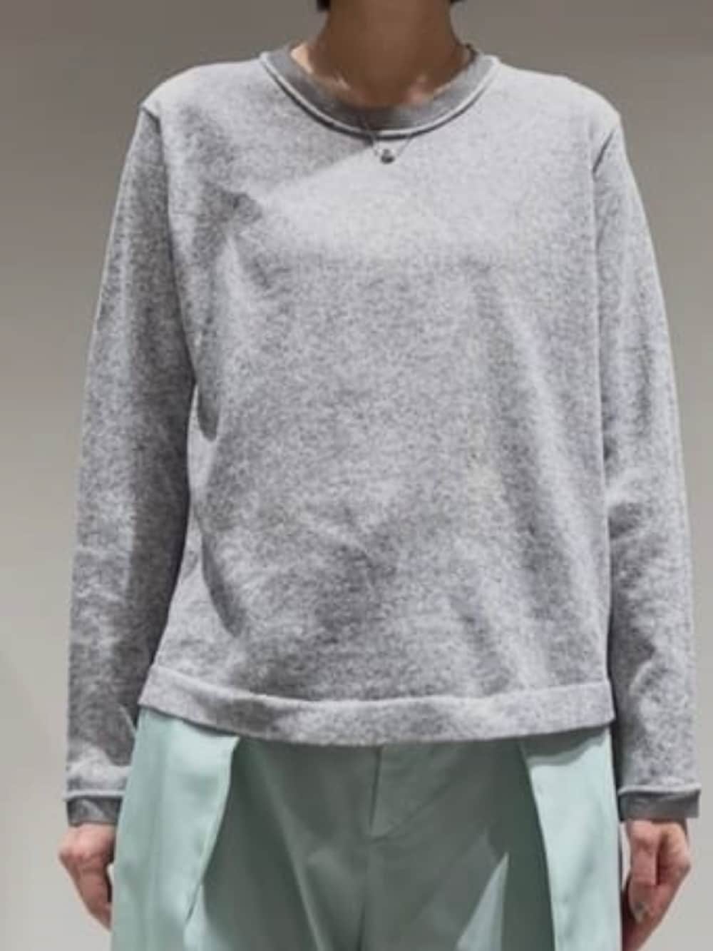 グリーン系のその他パンツ、グレー系のニット/セーター、グレー系のカーディガン/ボレロを着用したレディースの冬コーディネートの3枚目の写真