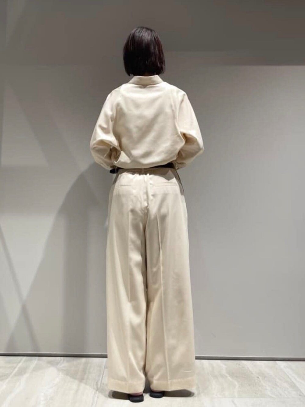 ホワイト系のその他パンツ、ホワイト系のシャツ/ブラウス、ホワイト系のタンクトップを着用したレディースの春コーディネートの6枚目の写真