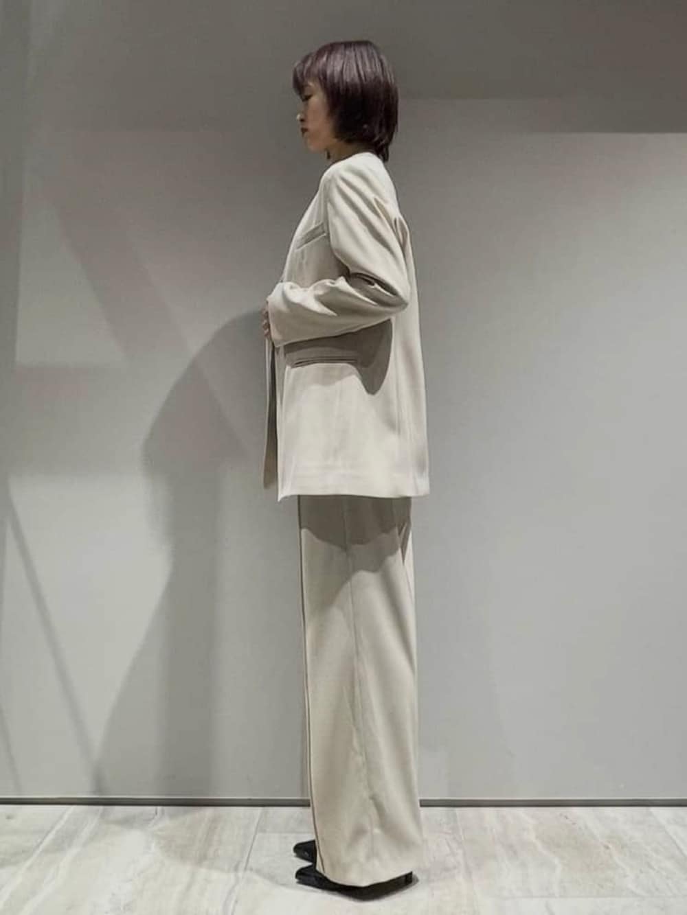 ベージュ系のその他パンツ、ベージュ系のテーラードジャケット、ホワイト系のシャツ/ブラウスを着用したレディースの春コーディネートの4枚目の写真