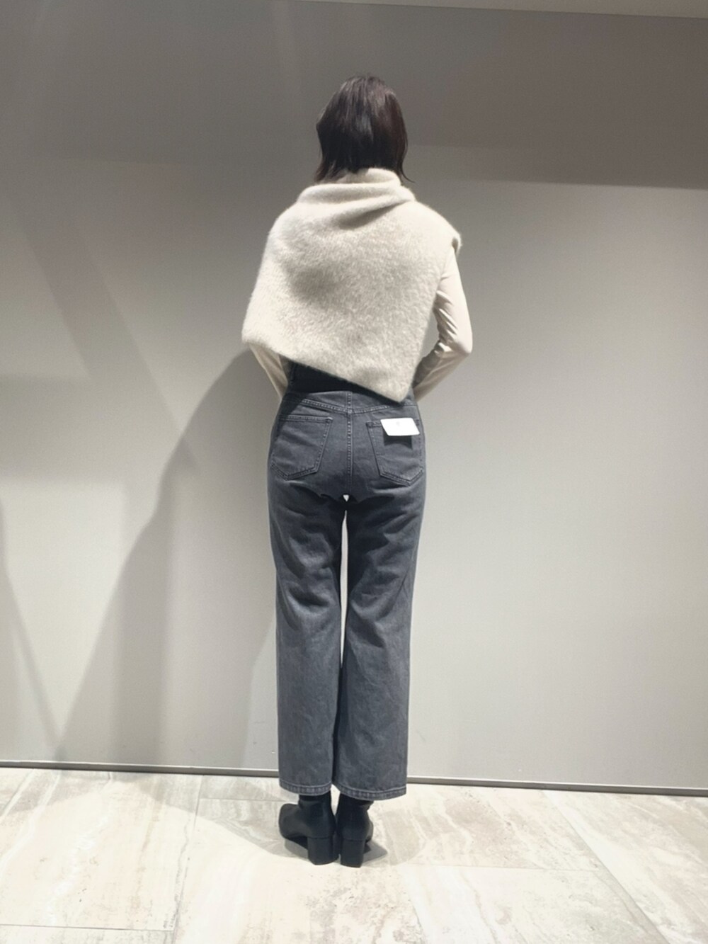 ベージュ系のその他トップス、グレー系のその他パンツ、ホワイト系のTシャツ/カットソーを着用したレディースの秋コーディネートの4枚目の写真