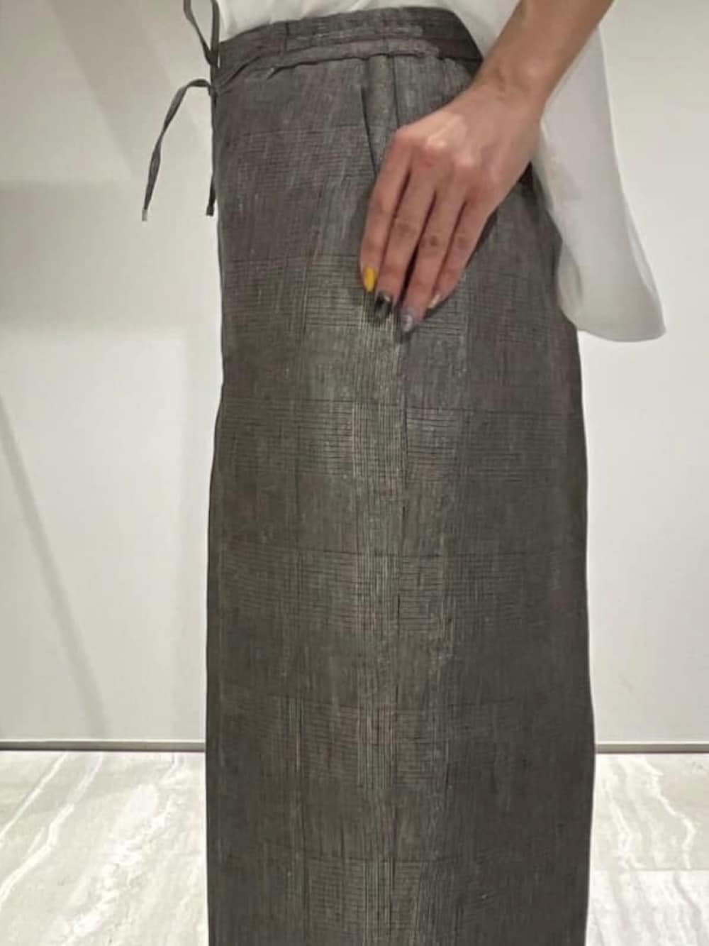 ベージュ系のその他パンツ、ホワイト系のシャツ/ブラウス、ゴールド系のネックレスを着用したレディースの春コーディネートの6枚目の写真