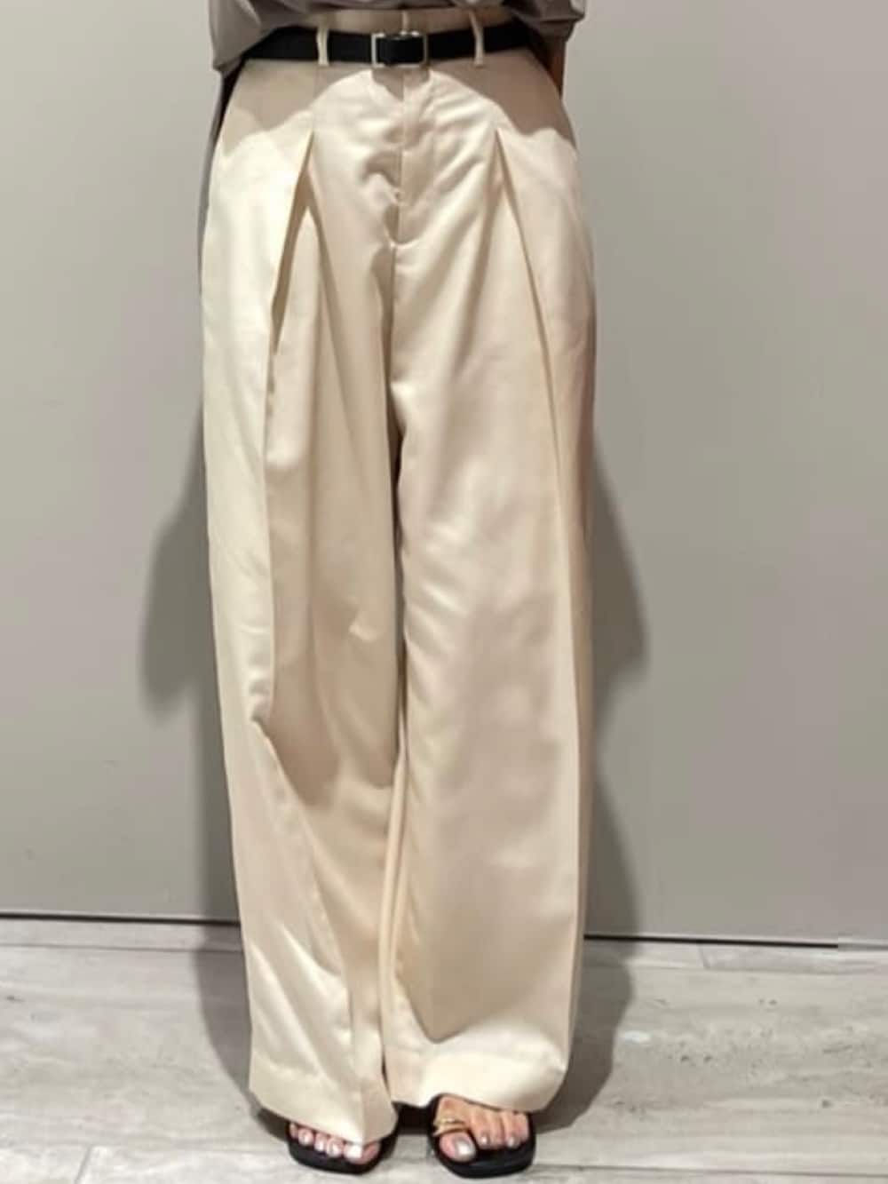 ホワイト系のその他パンツ、グレー系のニット/セーター、ブラック系のショルダーバッグを着用したレディースの春コーディネートの6枚目の写真