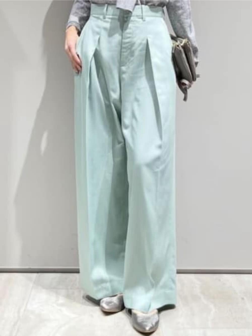 グリーン系のその他パンツ、グレー系のニット/セーター、グレー系のカーディガン/ボレロを着用したレディースの冬コーディネートの4枚目の写真