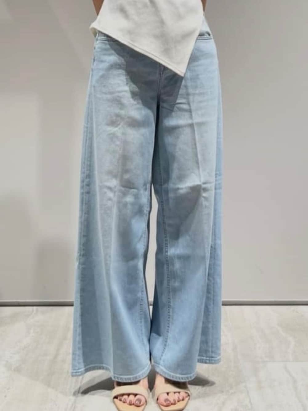 ベージュ系のテーラードジャケット、ホワイト系のTシャツ/カットソー、ブルー系のデニムパンツを着用したレディースの春コーディネートの6枚目の写真