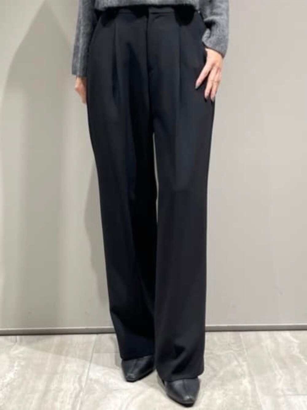 ブラック系のその他パンツ、ブラック系のダウンジャケット/コート、グレー系のニット/セーターを着用したレディースの冬コーディネートの9枚目の写真