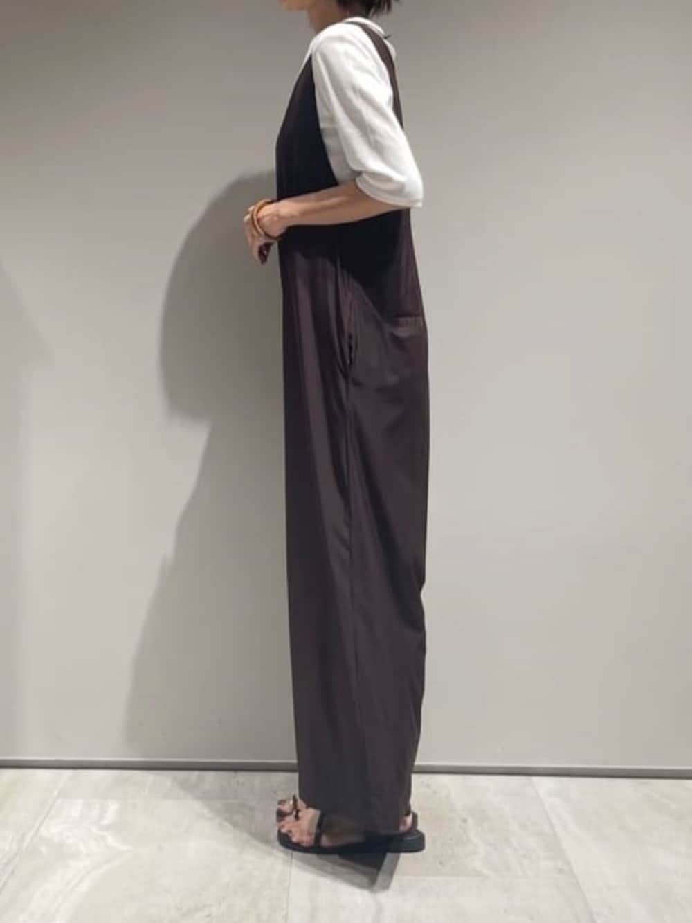 ブラウン系のつなぎ/オールインワン、ホワイト系のTシャツ/カットソー、ブラウン系のショルダーバッグを着用したレディースの夏コーディネートの3枚目の写真