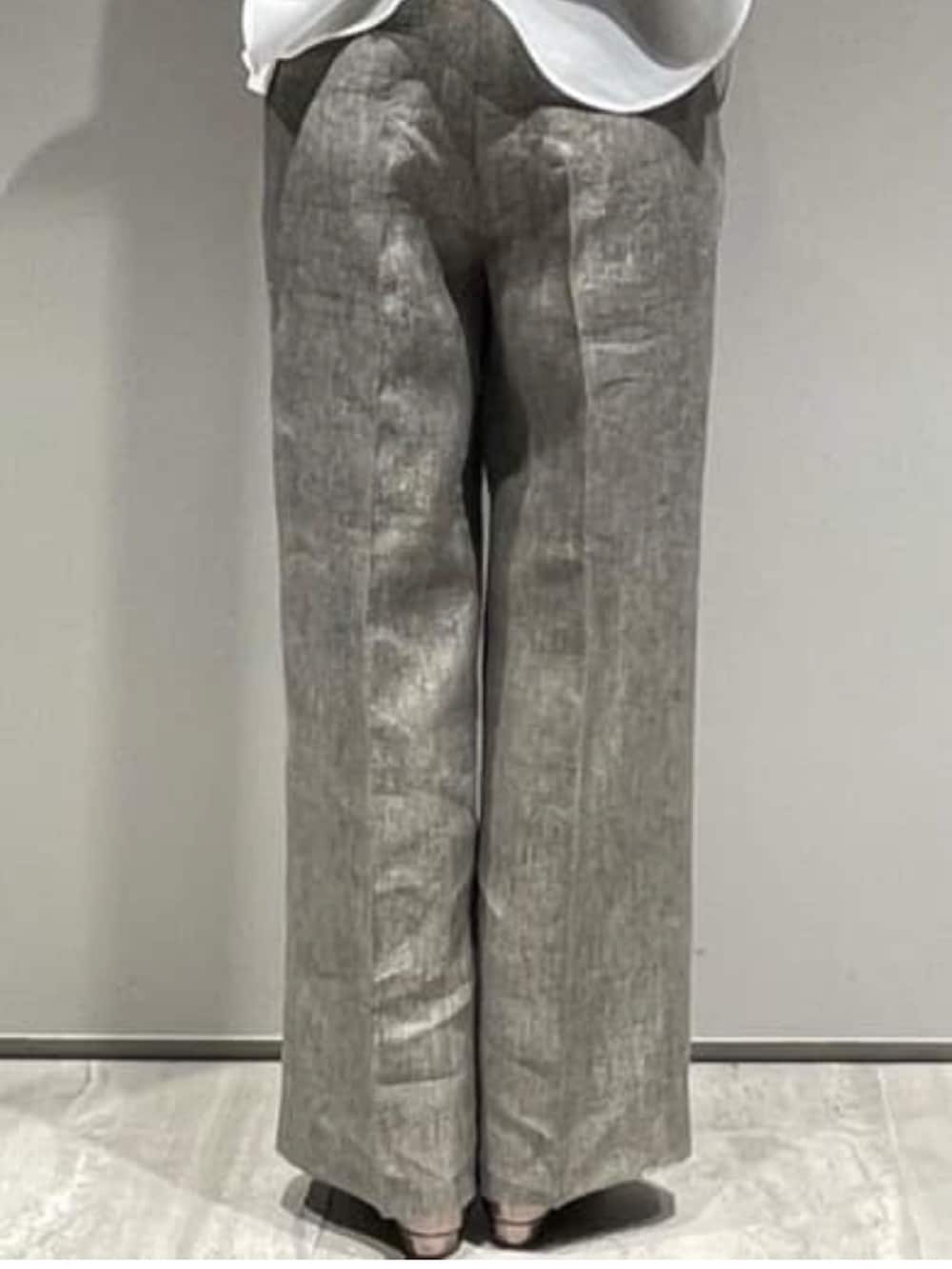 ベージュ系のその他パンツ、ホワイト系のシャツ/ブラウス、ゴールド系のネックレスを着用したレディースの春コーディネートの7枚目の写真