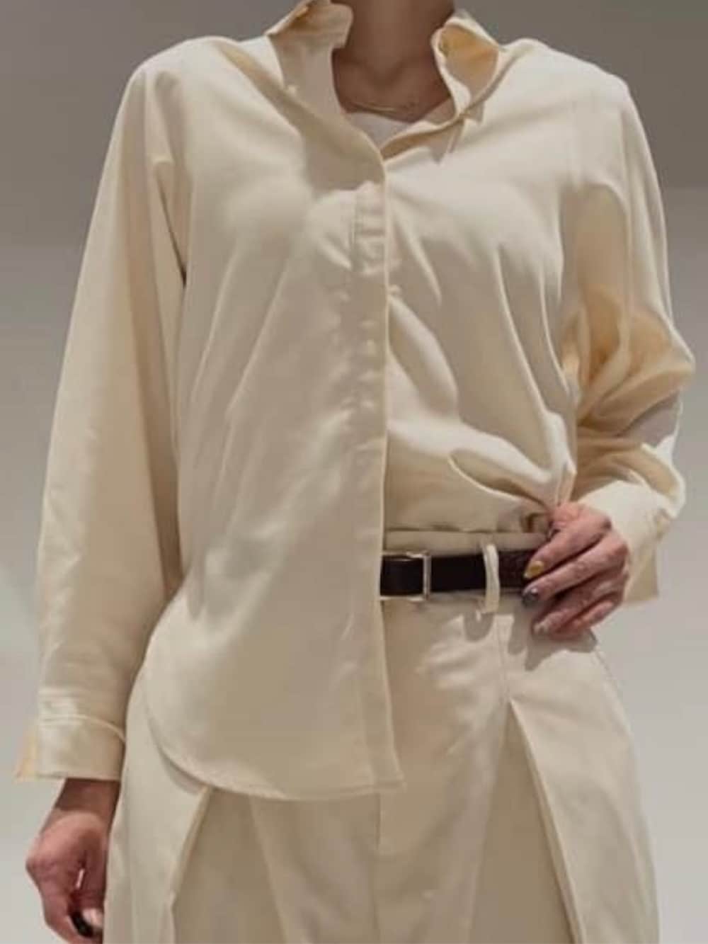 ホワイト系のその他パンツ、ホワイト系のシャツ/ブラウス、ホワイト系のタンクトップを着用したレディースの春コーディネートの2枚目の写真