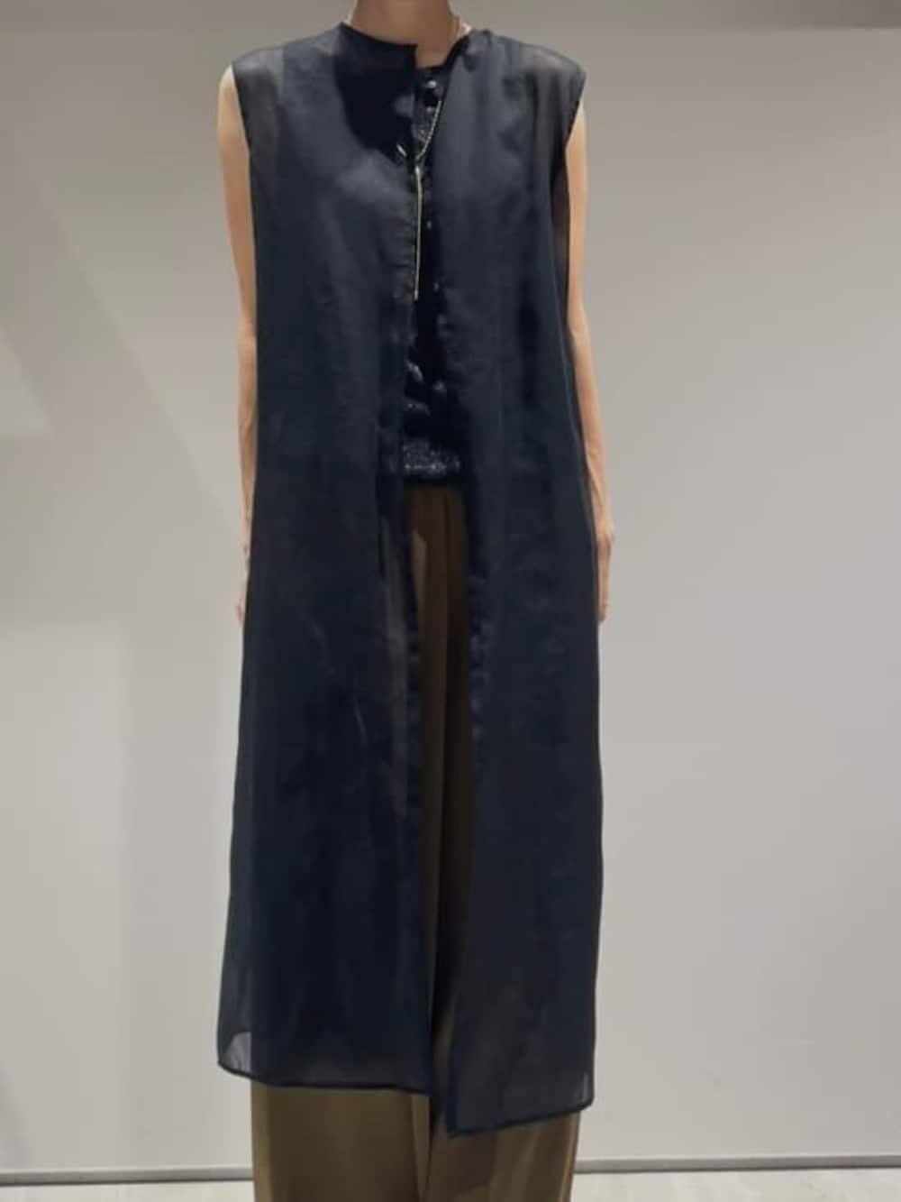 グリーン系のその他パンツ、ブラック系のシャツ/ブラウス、ブラック系のタンクトップを着用したレディースの春コーディネートの3枚目の写真