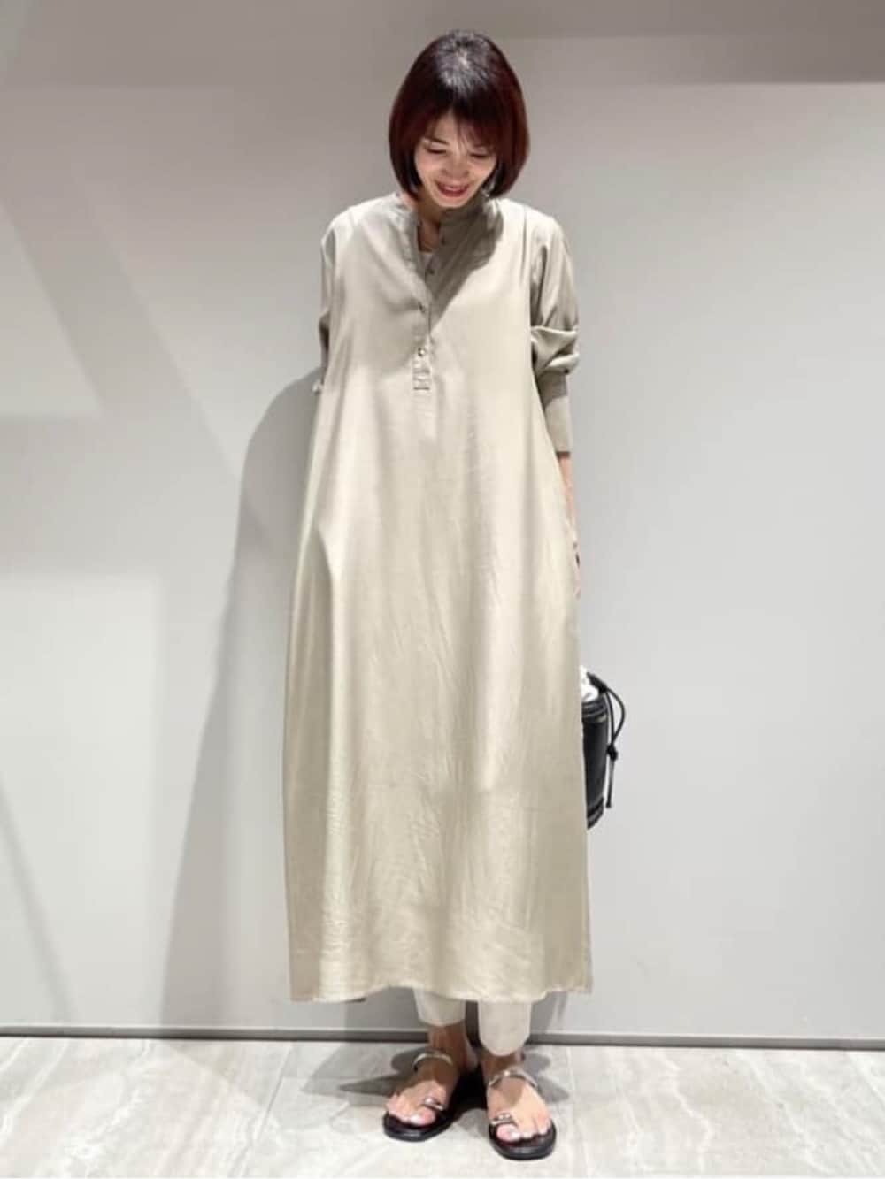 ベージュ系のワンピース、ホワイト系のタンクトップ、ホワイト系のその他パンツを着用したレディースの春コーディネートの2枚目の写真