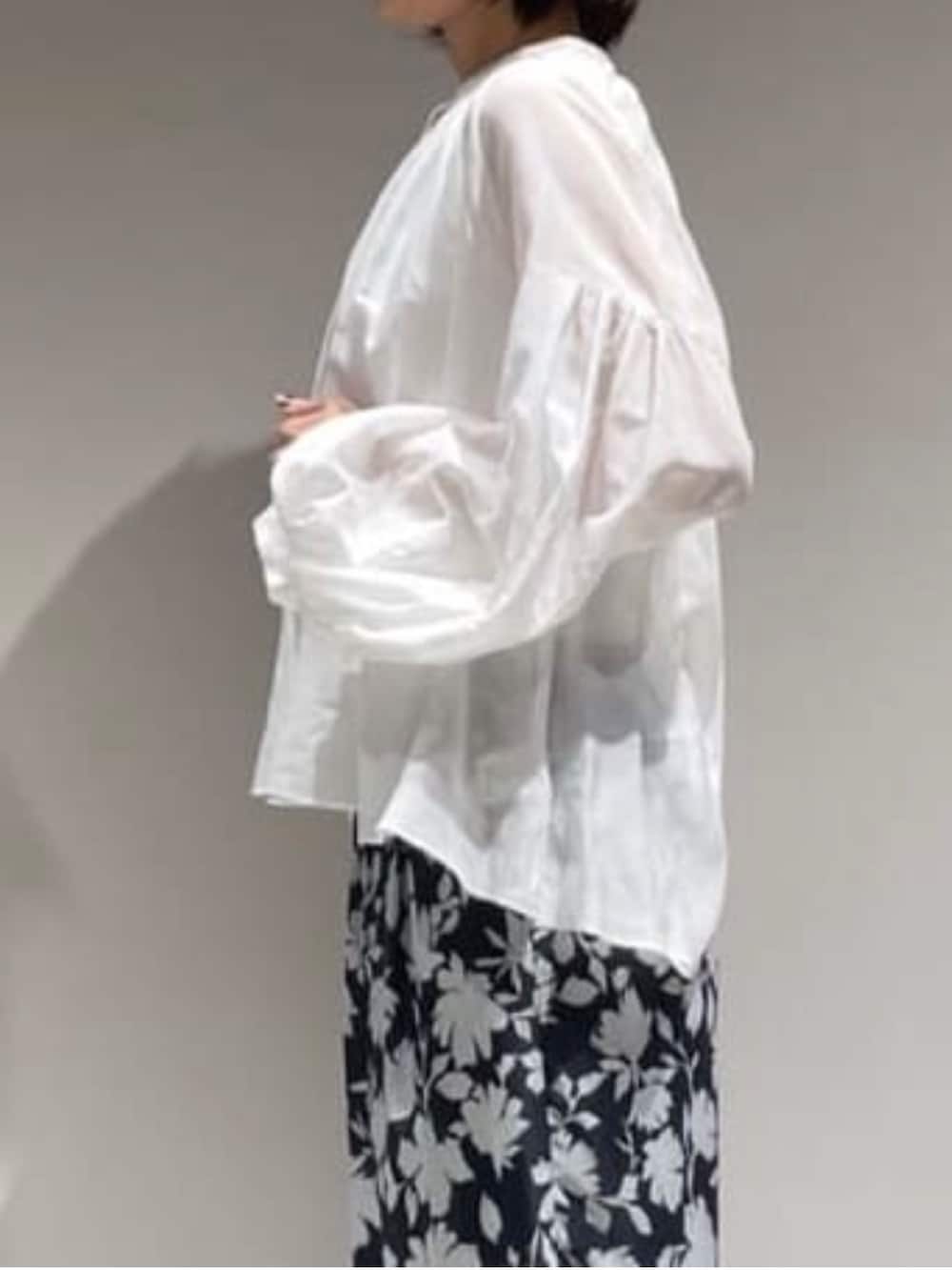 グレー系のその他パンツ、ホワイト系のシャツ/ブラウス、ホワイト系のタンクトップを着用したレディースの春コーディネートの4枚目の写真