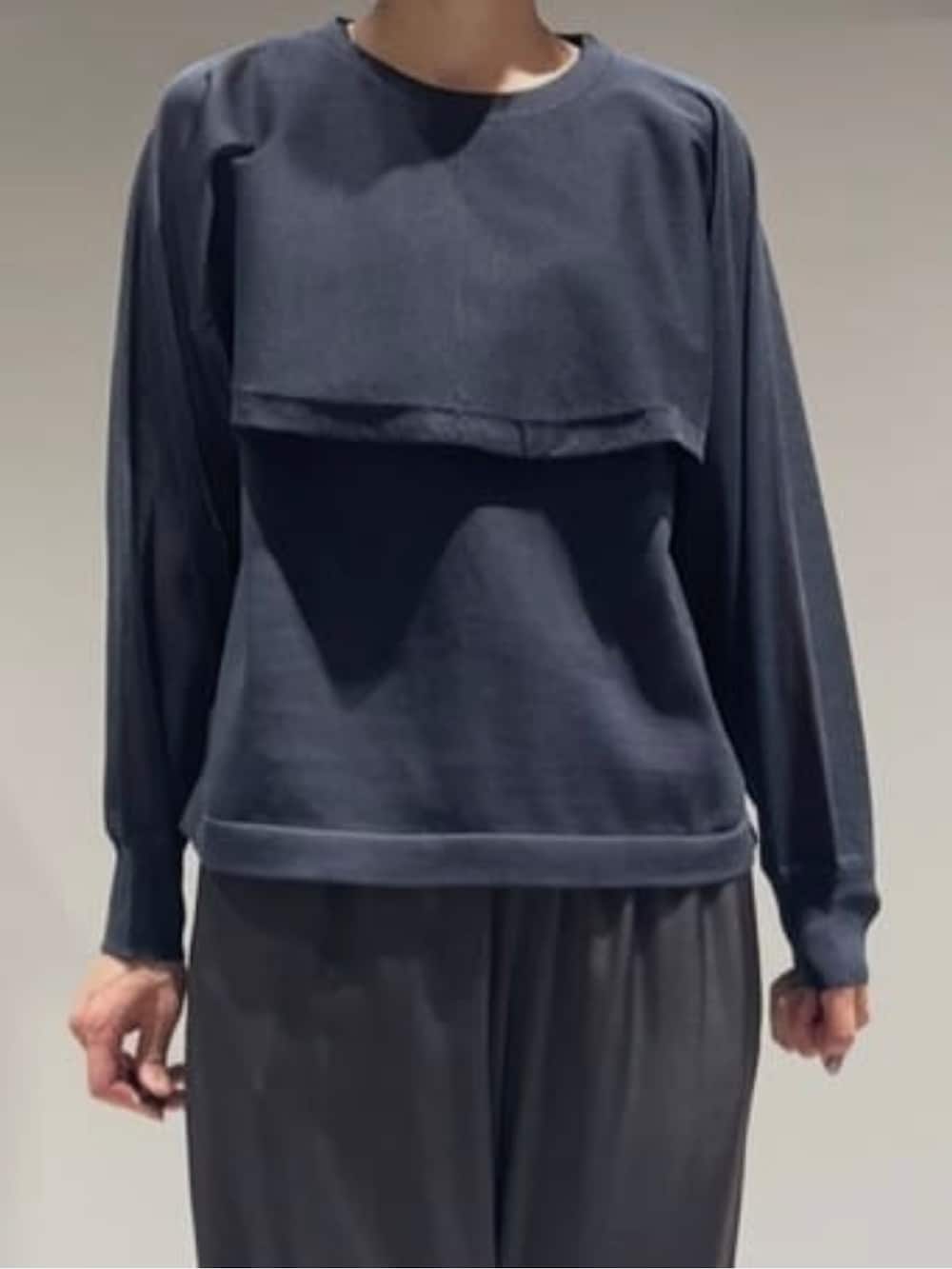 グレー系のその他パンツ、グレー系のニット/セーター、シルバー系のバングル/リストバンドを着用したレディースの春コーディネートの4枚目の写真