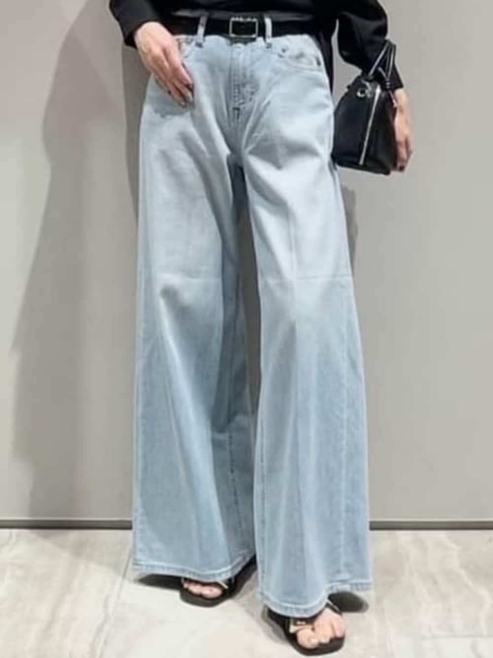 ブルー系のデニムパンツ、ブラック系のシャツ/ブラウス、ブラック系のベルトを着用したレディースの春コーディネートの5枚目の写真