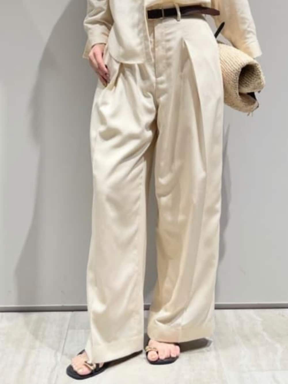 ホワイト系のその他パンツ、ホワイト系のシャツ/ブラウス、ホワイト系のタンクトップを着用したレディースの春コーディネートの4枚目の写真