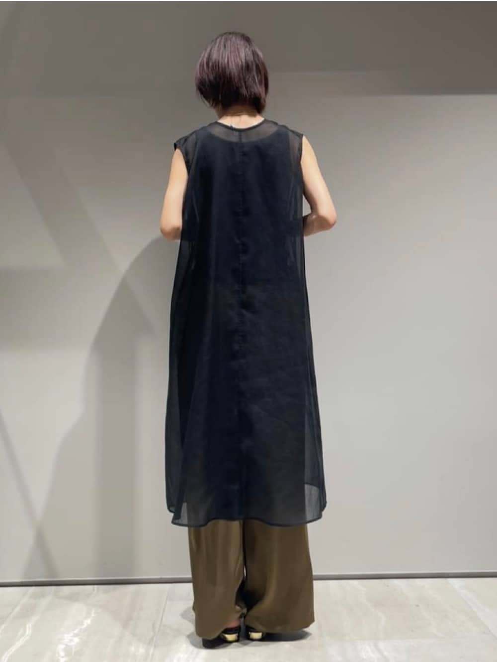 グリーン系のその他パンツ、ブラック系のシャツ/ブラウス、ブラック系のタンクトップを着用したレディースの春コーディネートの7枚目の写真