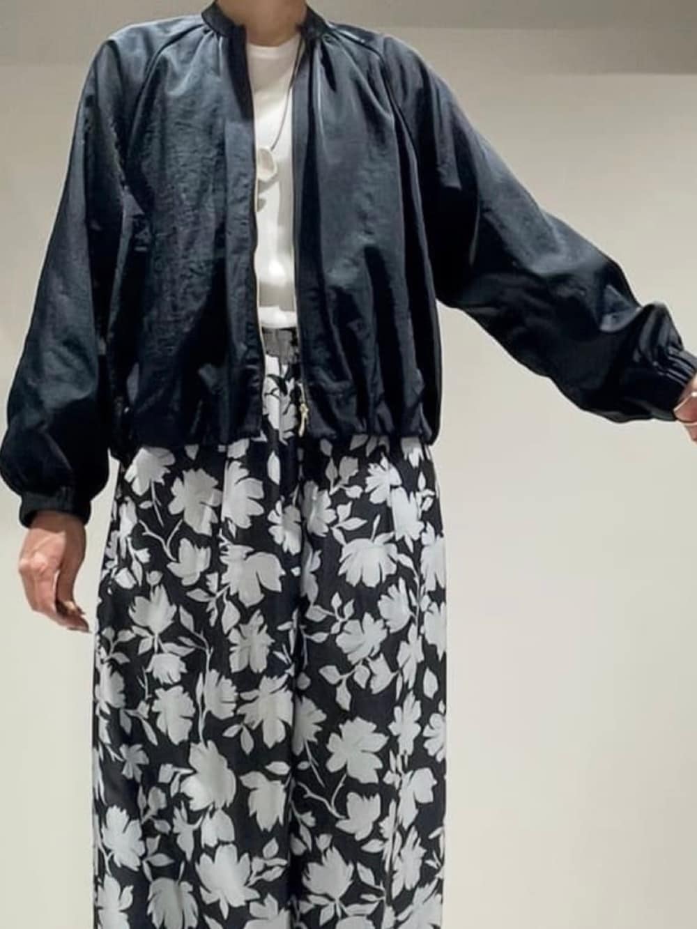 ブルー系のブルゾン、ホワイト系のTシャツ/カットソー、グレー系のその他パンツを着用したレディースの春コーディネートの3枚目の写真