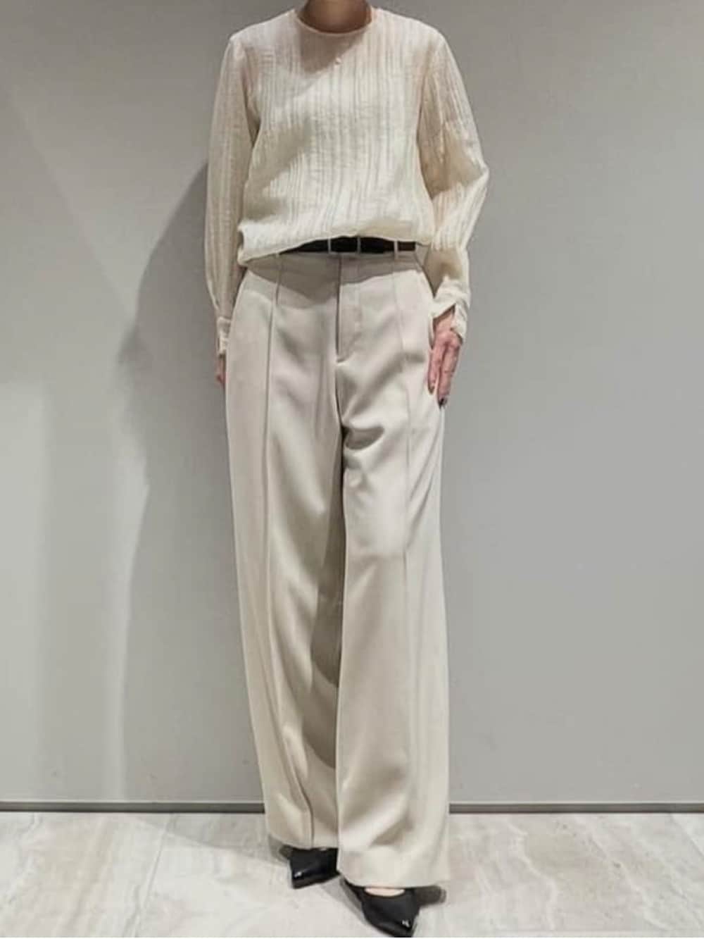 ベージュ系のその他パンツ、ベージュ系のテーラードジャケット、ホワイト系のシャツ/ブラウスを着用したレディースの春コーディネートの6枚目の写真