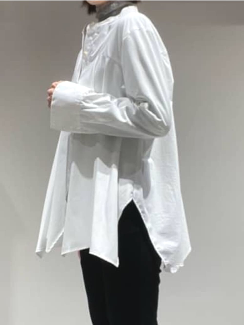 ブラック系のその他パンツ、グレー系のニット/セーター、ホワイト系のシャツ/ブラウスを着用したレディースの秋コーディネートの7枚目の写真