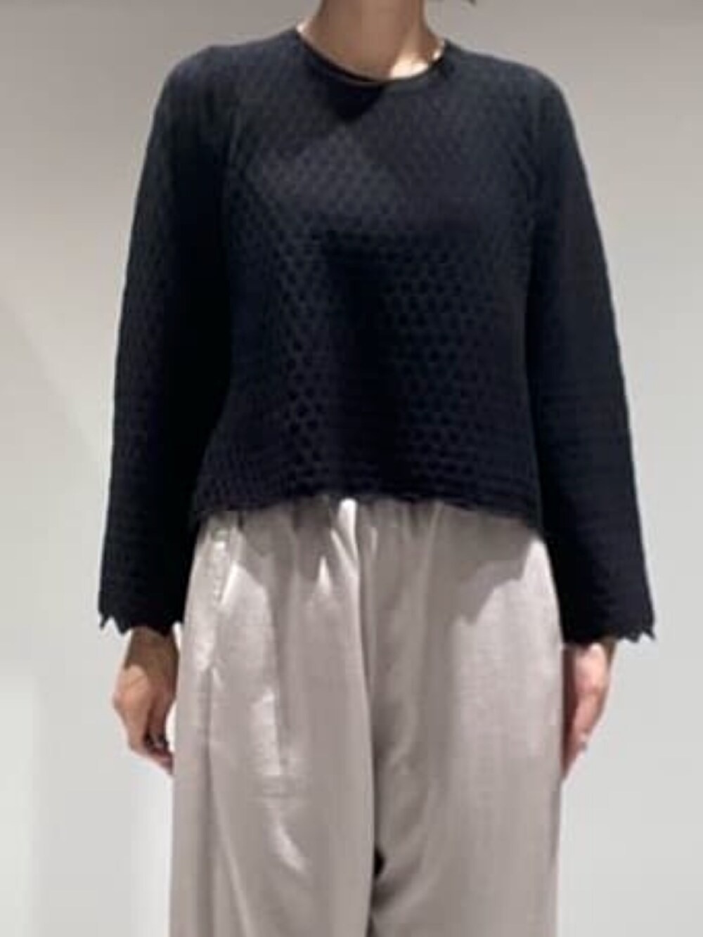 ブラック系のニット/セーター、ピンク系のその他パンツ、ゴールド系のネックレスを着用したレディースの秋コーディネートの2枚目の写真