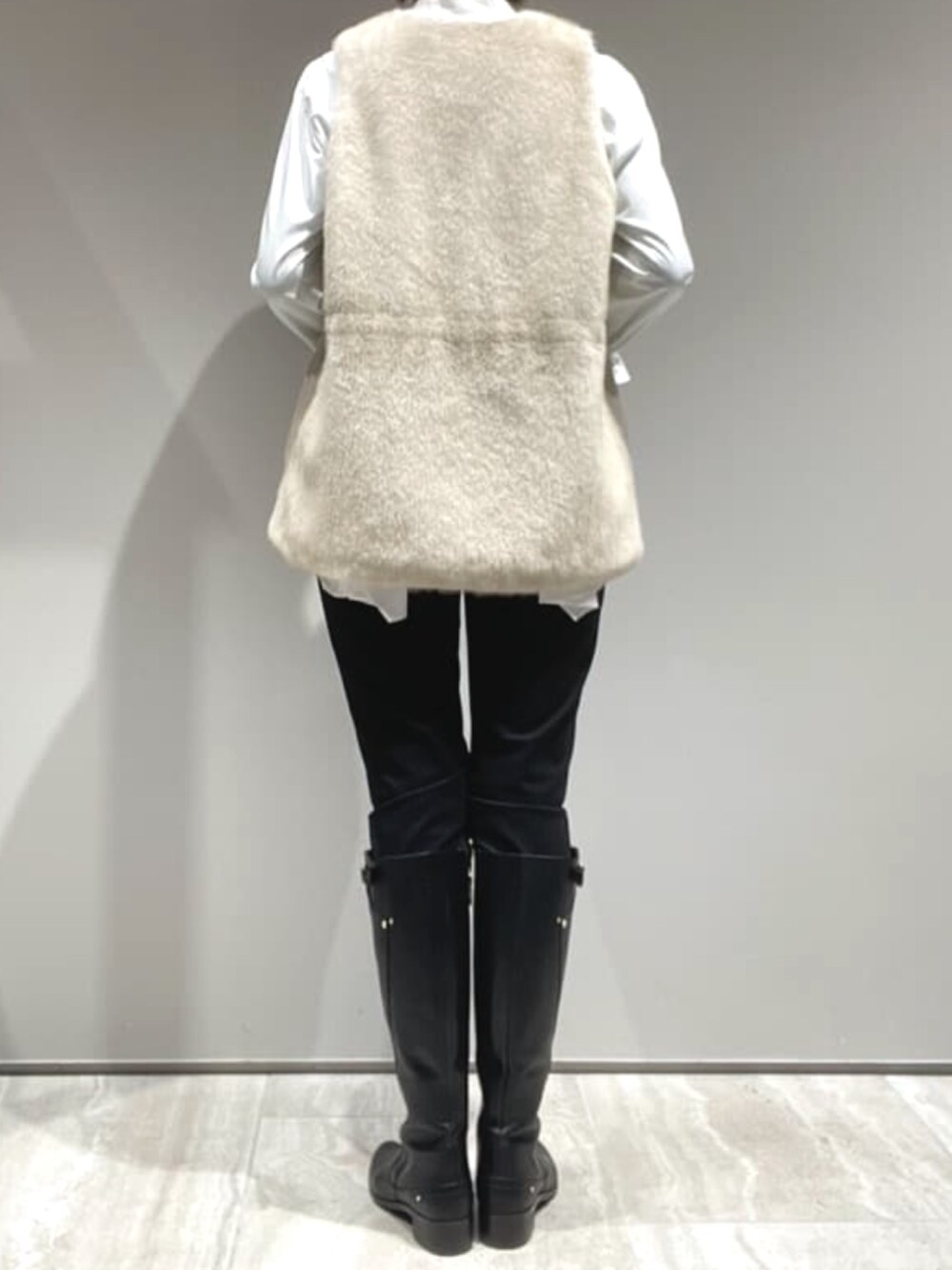 ブラック系のその他パンツ、グレー系のニット/セーター、ホワイト系のシャツ/ブラウスを着用したレディースの秋コーディネートの5枚目の写真