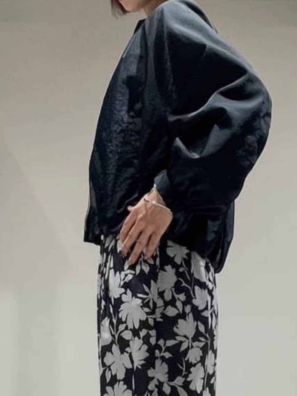 ブルー系のブルゾン、ホワイト系のTシャツ/カットソー、グレー系のその他パンツを着用したレディースの春コーディネートの4枚目の写真