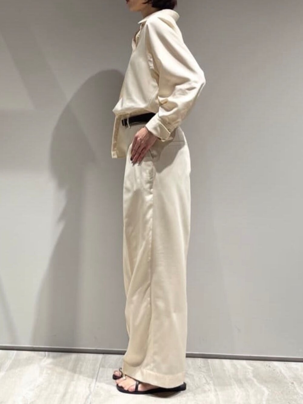 ホワイト系のその他パンツ、ホワイト系のシャツ/ブラウス、ホワイト系のタンクトップを着用したレディースの春コーディネートの5枚目の写真