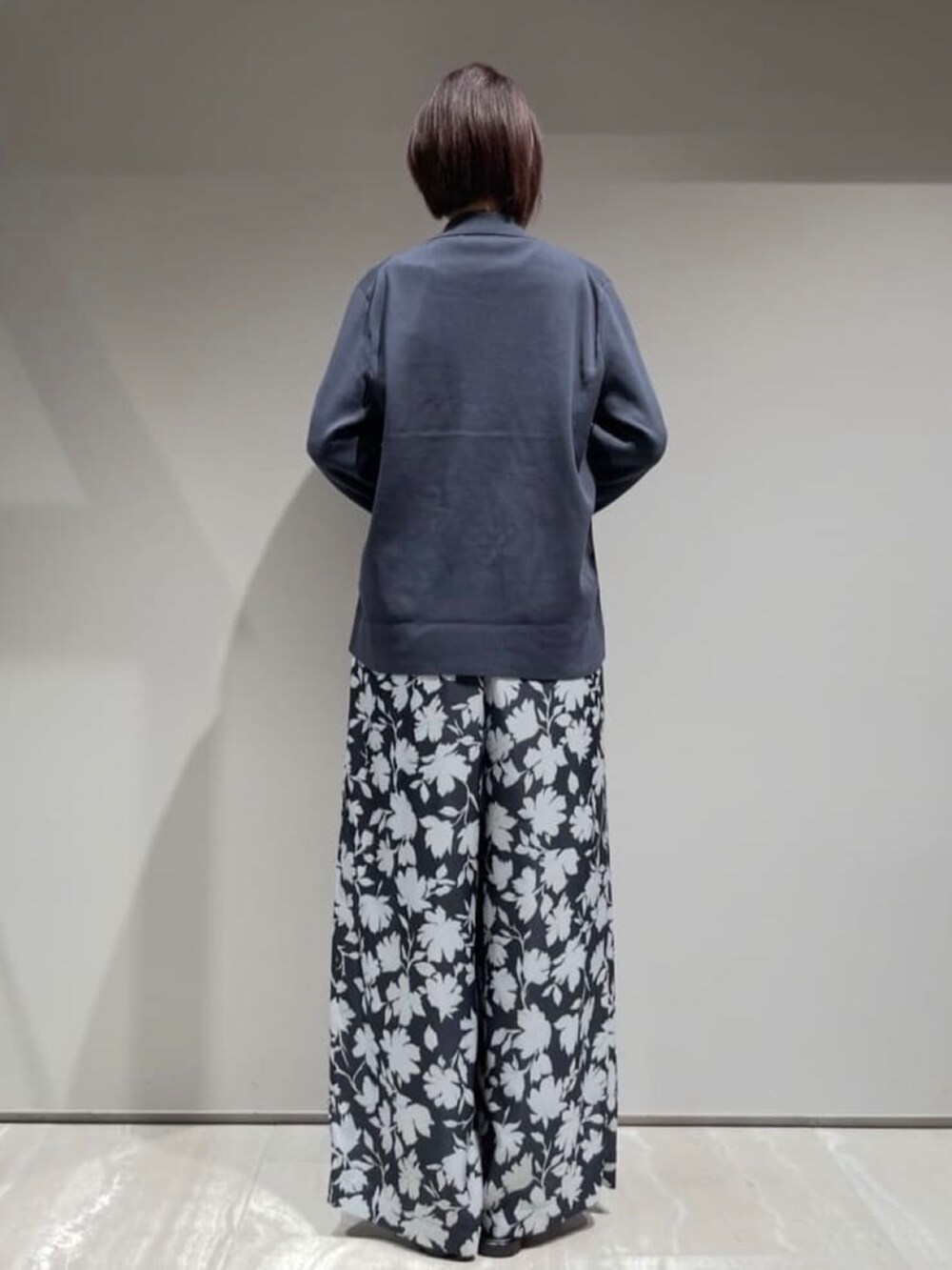 グレー系のその他パンツ、グレー系のテーラードジャケット、グレー系のTシャツ/カットソーを着用したレディースの冬コーディネートの6枚目の写真