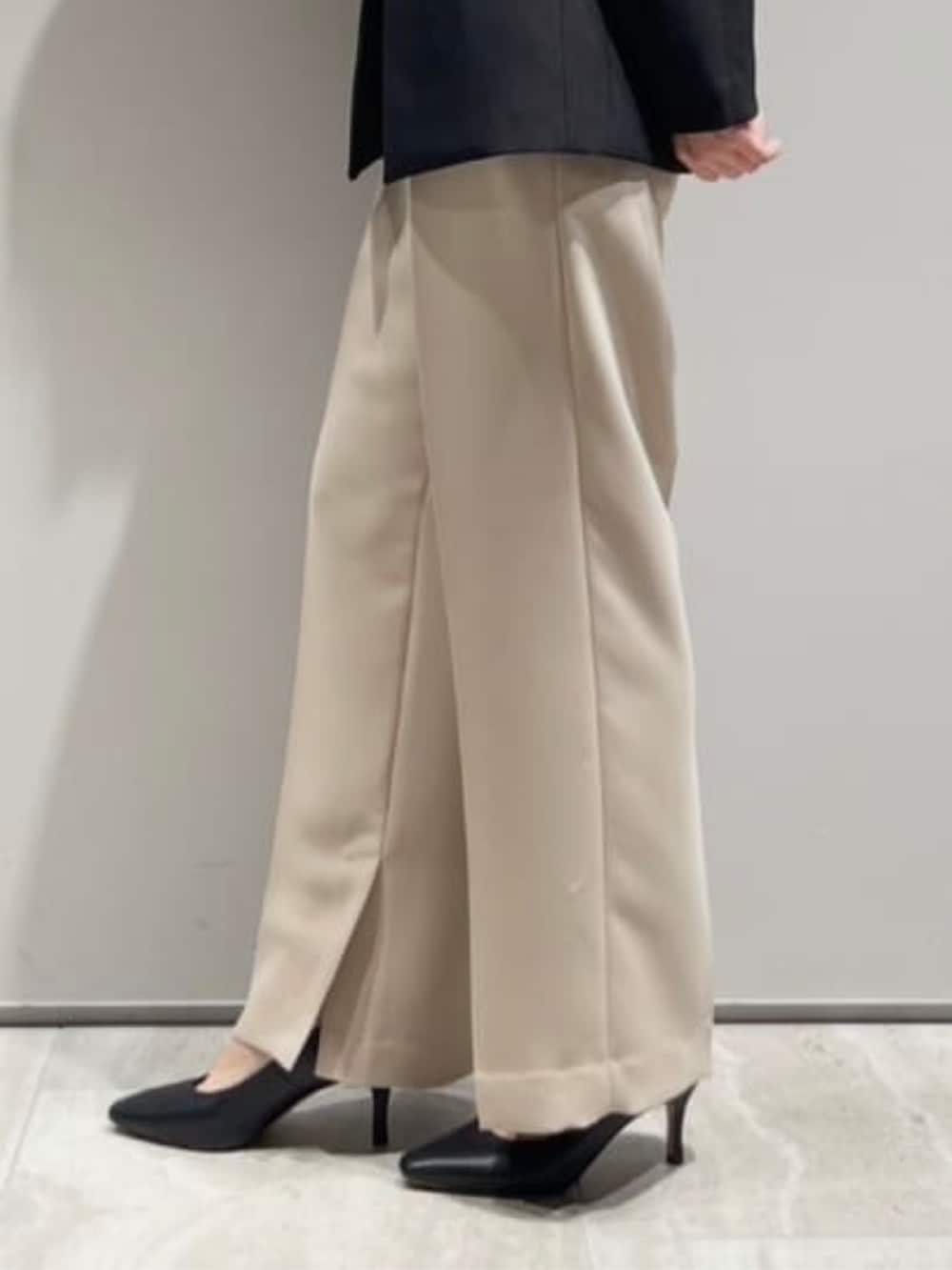 ホワイト系のシャツ/ブラウス、ベージュ系のその他パンツ、ブラック系のテーラードジャケットを着用したレディースの冬コーディネートの5枚目の写真
