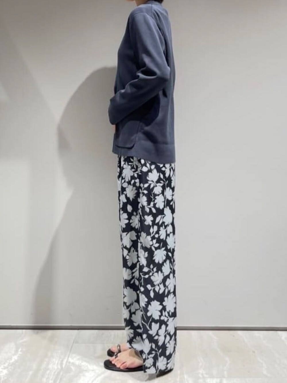 グレー系のその他パンツ、グレー系のテーラードジャケット、グレー系のTシャツ/カットソーを着用したレディースの冬コーディネートの5枚目の写真