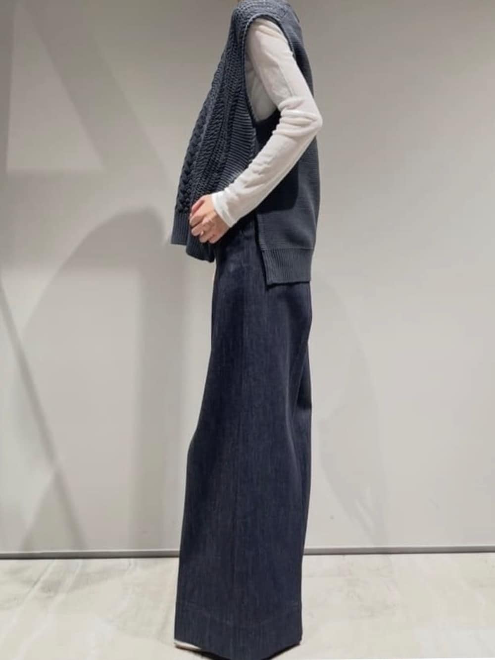 ブルー系のデニムパンツ、ホワイト系のショルダーバッグ、ホワイト系のTシャツ/カットソーを着用したレディースの冬コーディネートの7枚目の写真