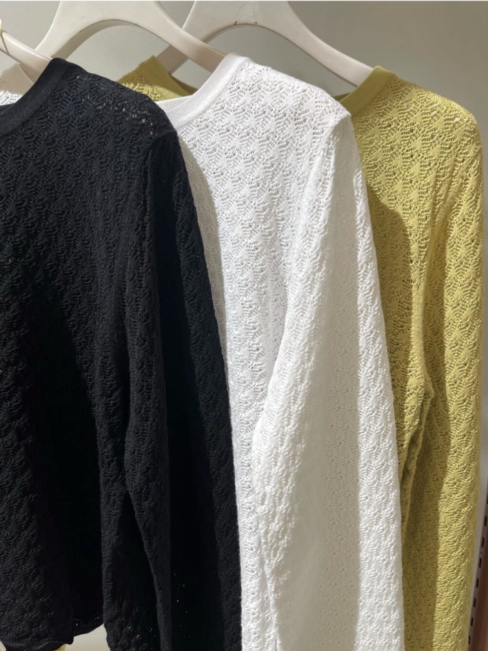 ブラック系のニット/セーター、ピンク系のその他パンツ、ゴールド系のネックレスを着用したレディースの秋コーディネートの3枚目の写真