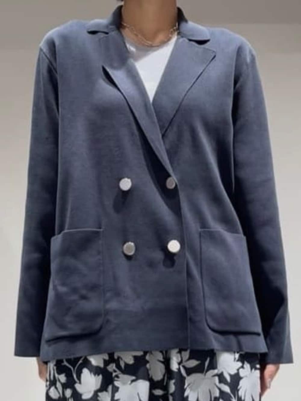 グレー系のその他パンツ、グレー系のテーラードジャケット、グレー系のTシャツ/カットソーを着用したレディースの冬コーディネートの3枚目の写真