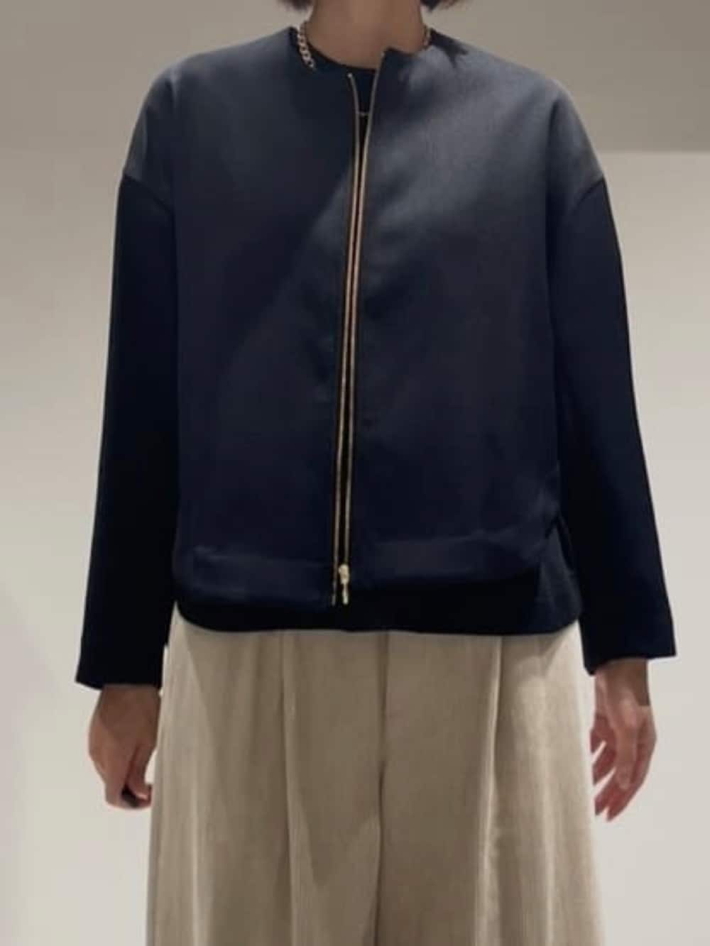 ベージュ系のその他パンツ、ブラック系のニット/セーター、ブラック系のブルゾンを着用したレディースの秋コーディネートの3枚目の写真