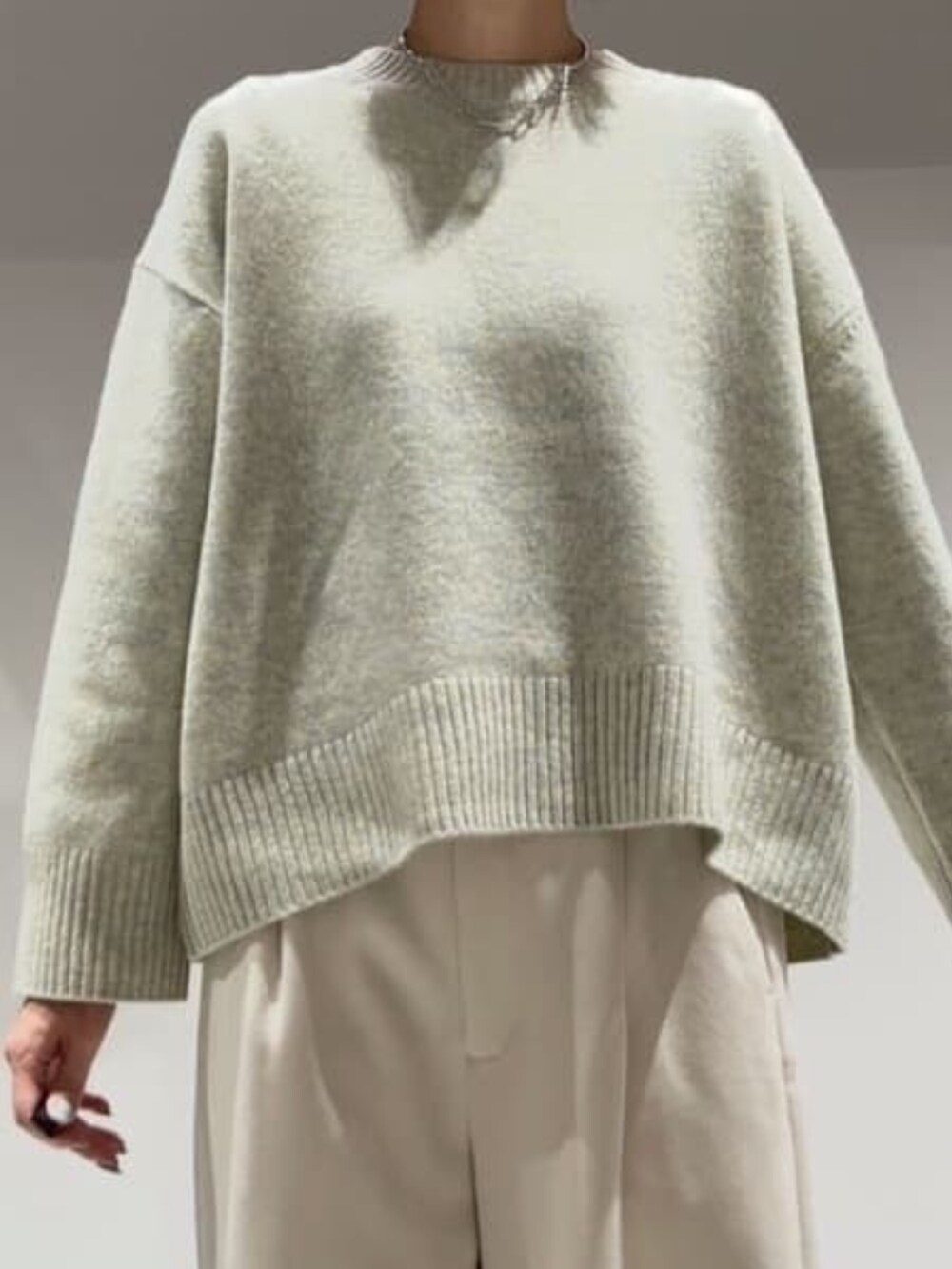 ホワイト系のその他パンツ、グリーン系のニット/セーター、ホワイト系のショルダーバッグを着用したレディースの冬コーディネートの3枚目の写真