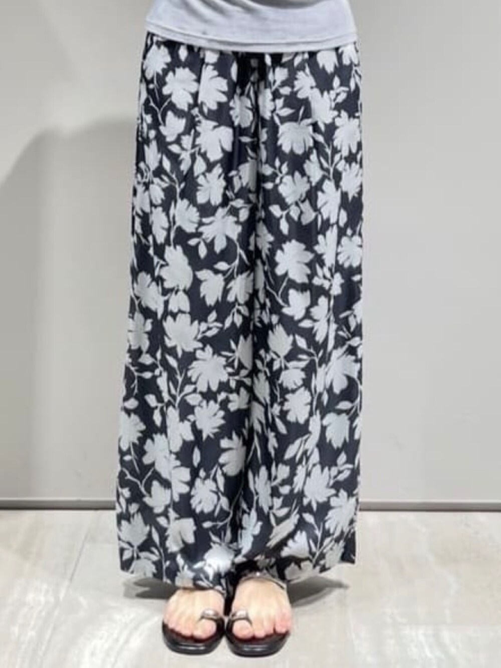 グレー系のその他パンツ、グレー系のテーラードジャケット、グレー系のTシャツ/カットソーを着用したレディースの冬コーディネートの4枚目の写真