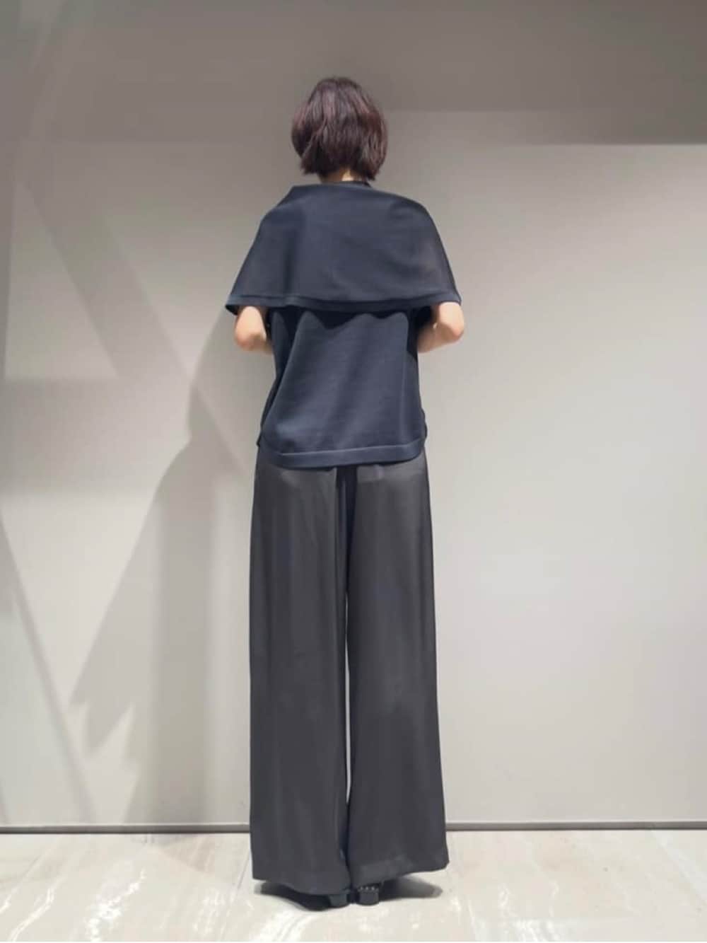 グレー系のその他パンツ、グレー系のニット/セーター、シルバー系のバングル/リストバンドを着用したレディースの春コーディネートの3枚目の写真