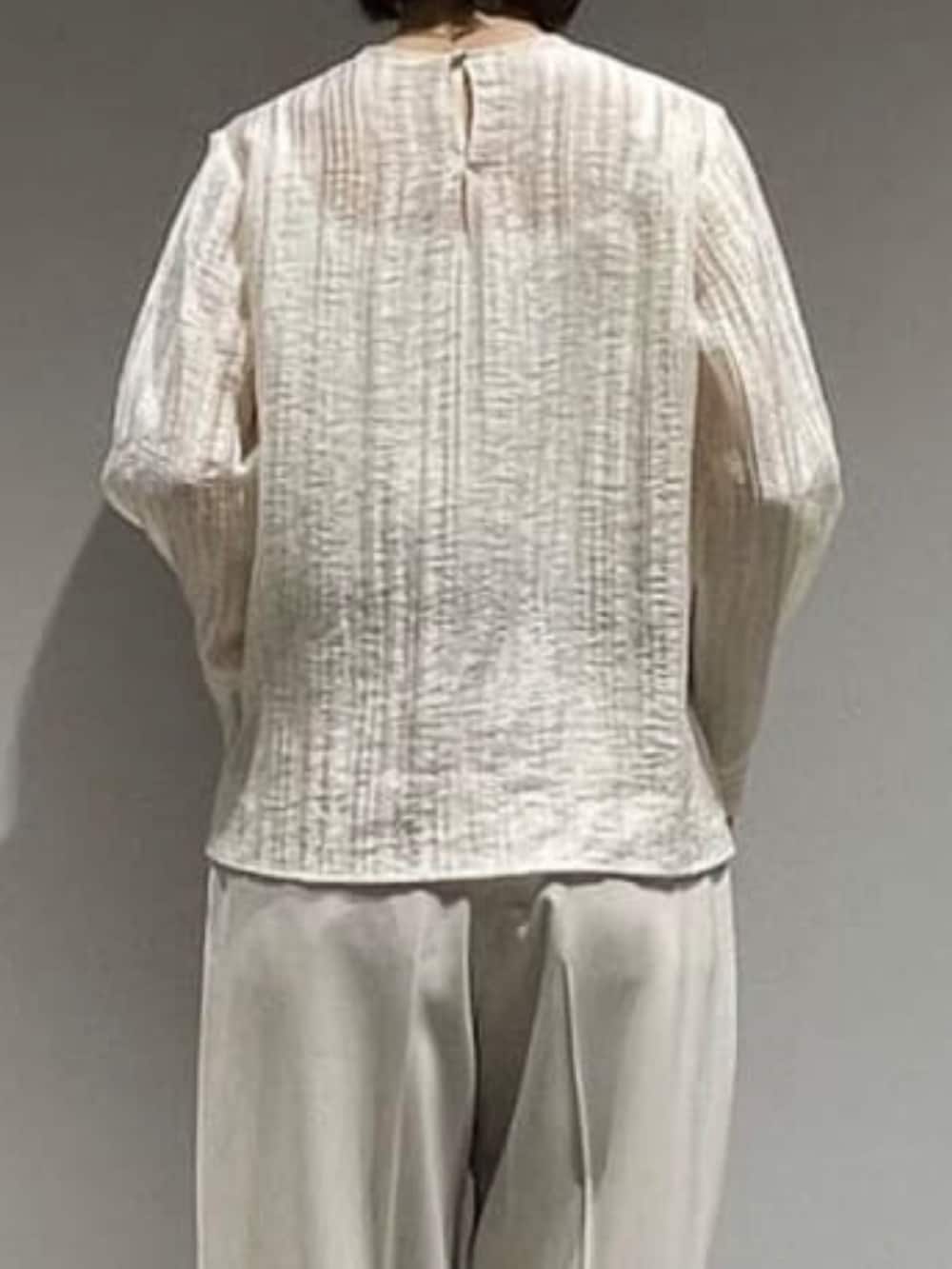 ベージュ系のその他パンツ、ベージュ系のテーラードジャケット、ホワイト系のシャツ/ブラウスを着用したレディースの春コーディネートの8枚目の写真