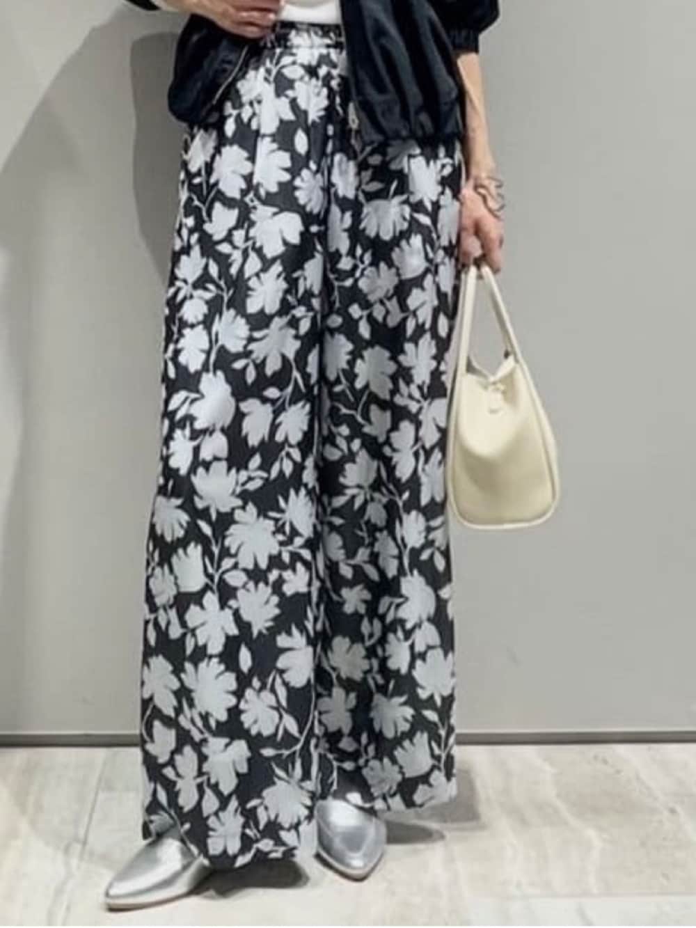 ブルー系のブルゾン、ホワイト系のTシャツ/カットソー、グレー系のその他パンツを着用したレディースの春コーディネートの5枚目の写真