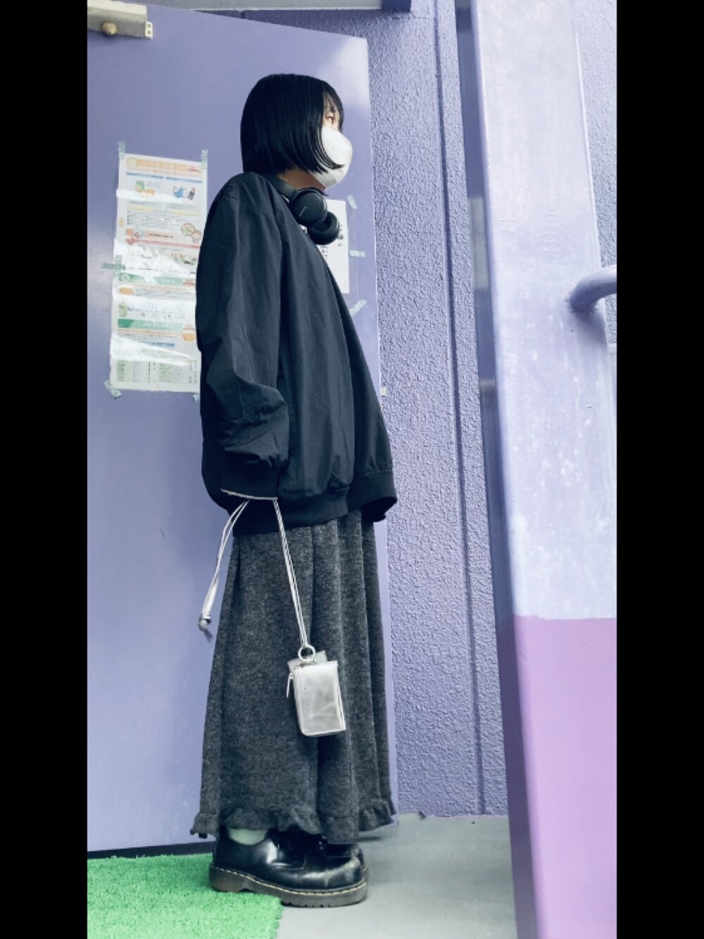 シルバー系の財布を着用したレディースの秋コーディネートの3枚目の写真