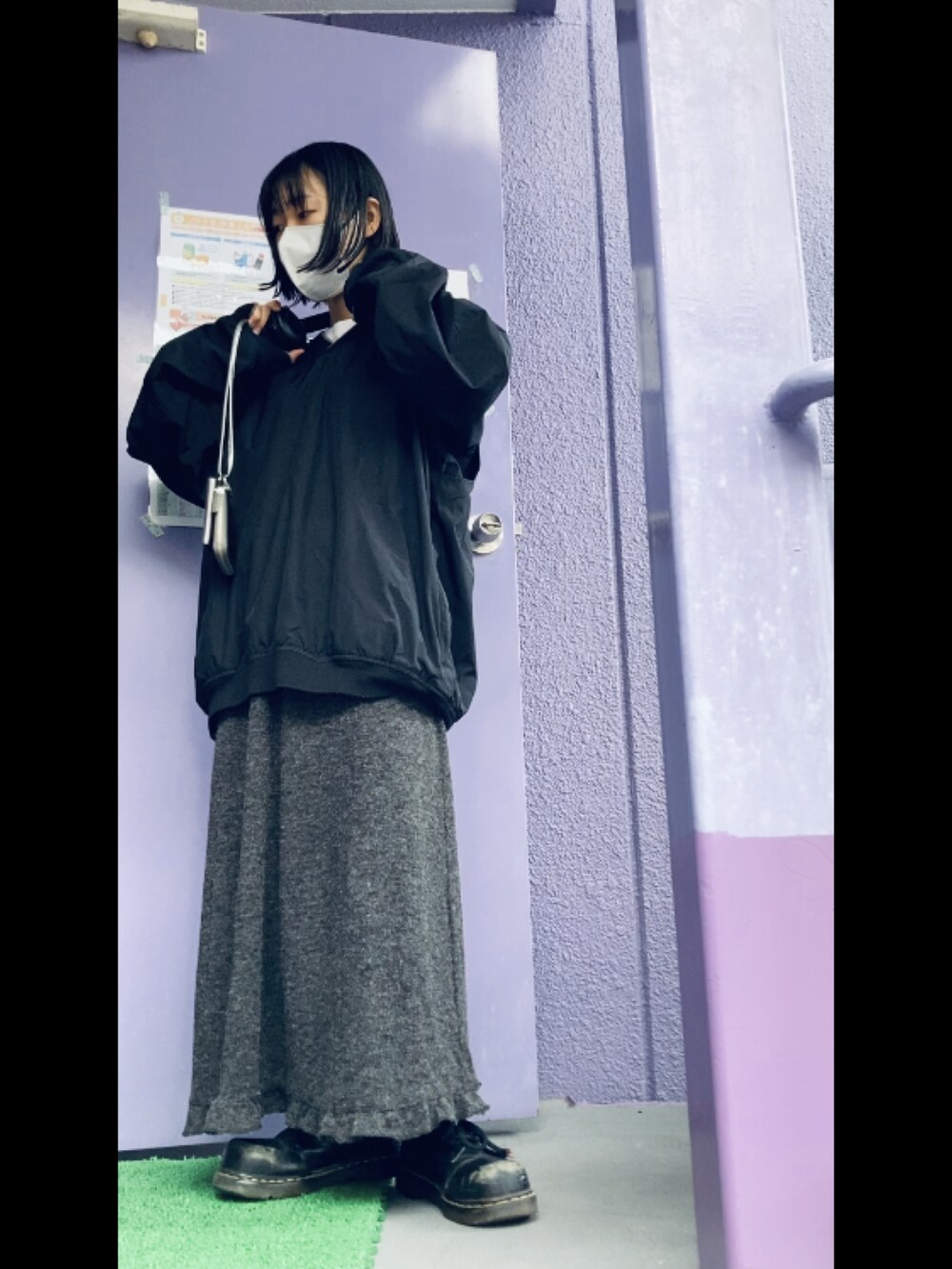シルバー系の財布を着用したレディースの秋コーディネートの2枚目の写真