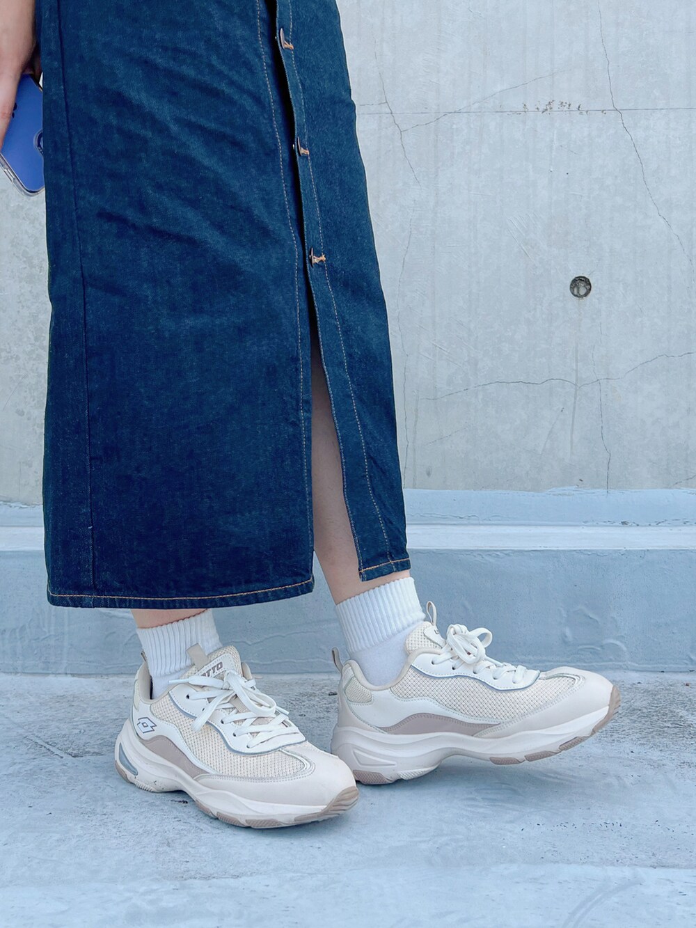 ブルー系のデニムスカートを着用したレディースの夏コーディネートの3枚目の写真