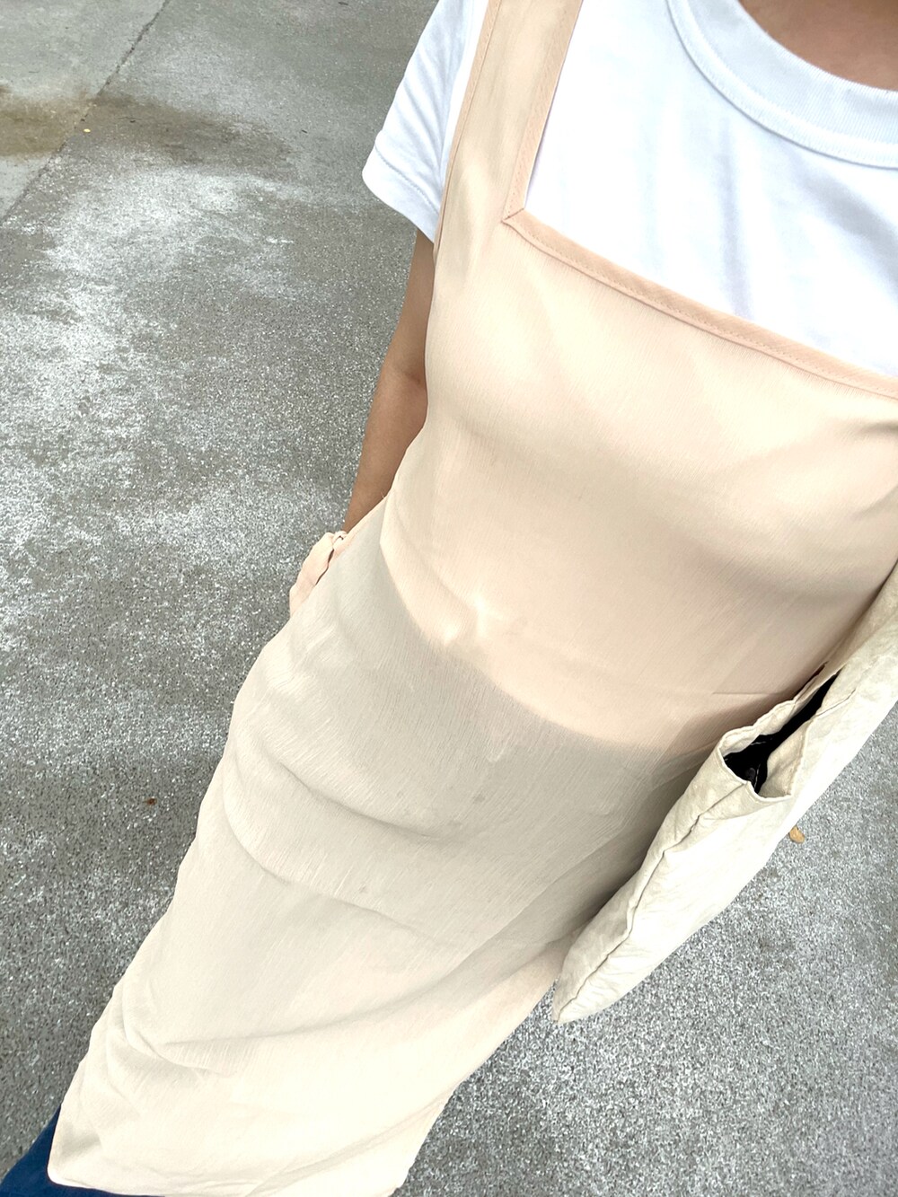 ブルー系のデニムパンツを着用したレディースの秋コーディネートの3枚目の写真